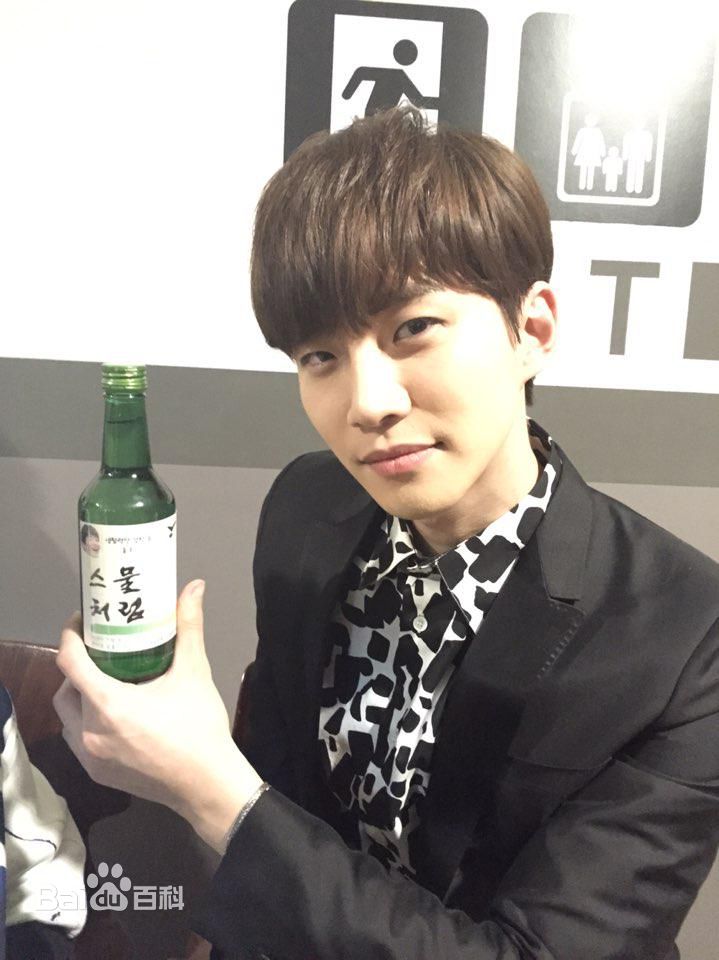 李俊昊(，Junho，ジュノ)生活照图片图册