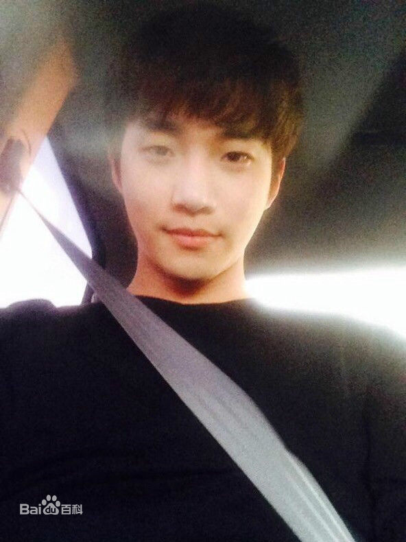 李俊昊(，Junho，ジュノ)生活照图片图册