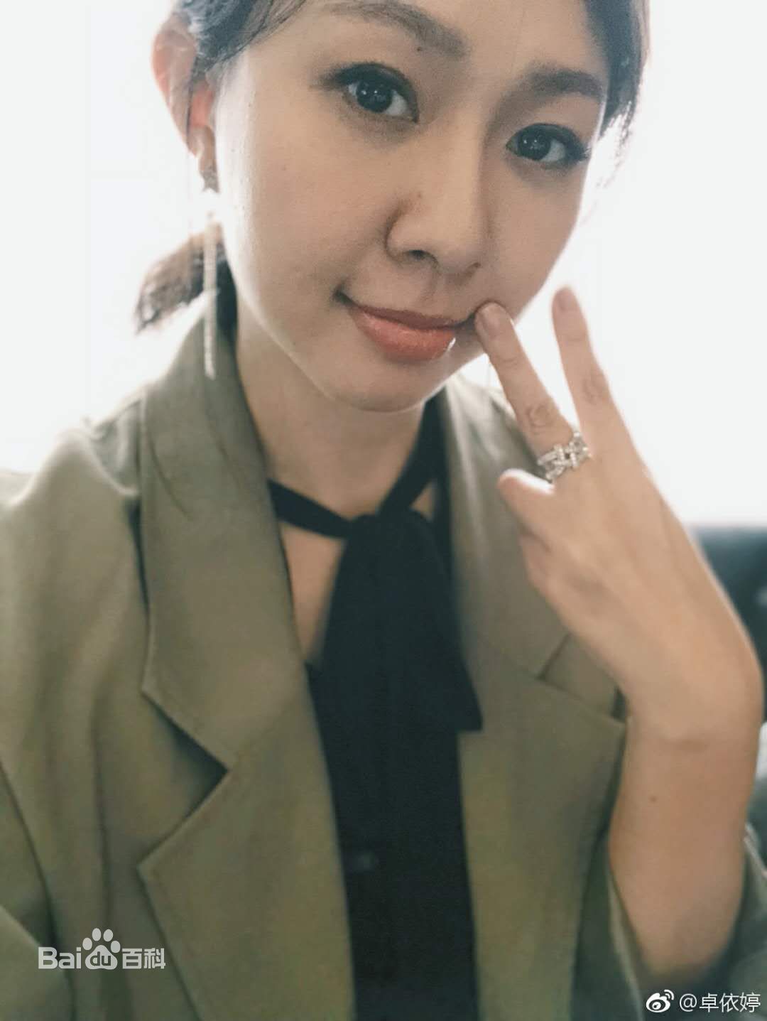 卓依婷(Timi Zhuo)微博照壁纸壁纸