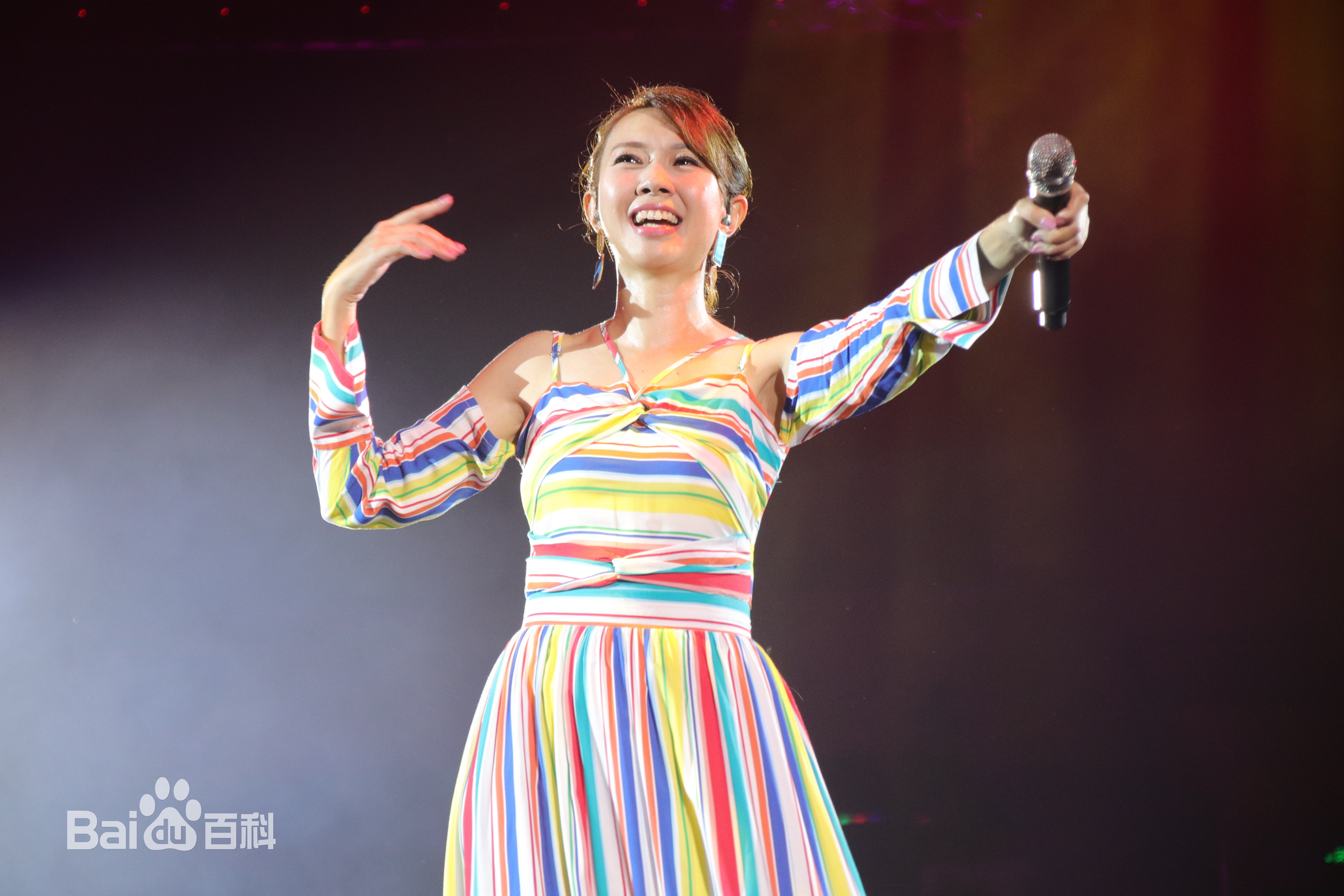 卓依婷(Timi Zhuo)2019年（惠州站）图前后照片