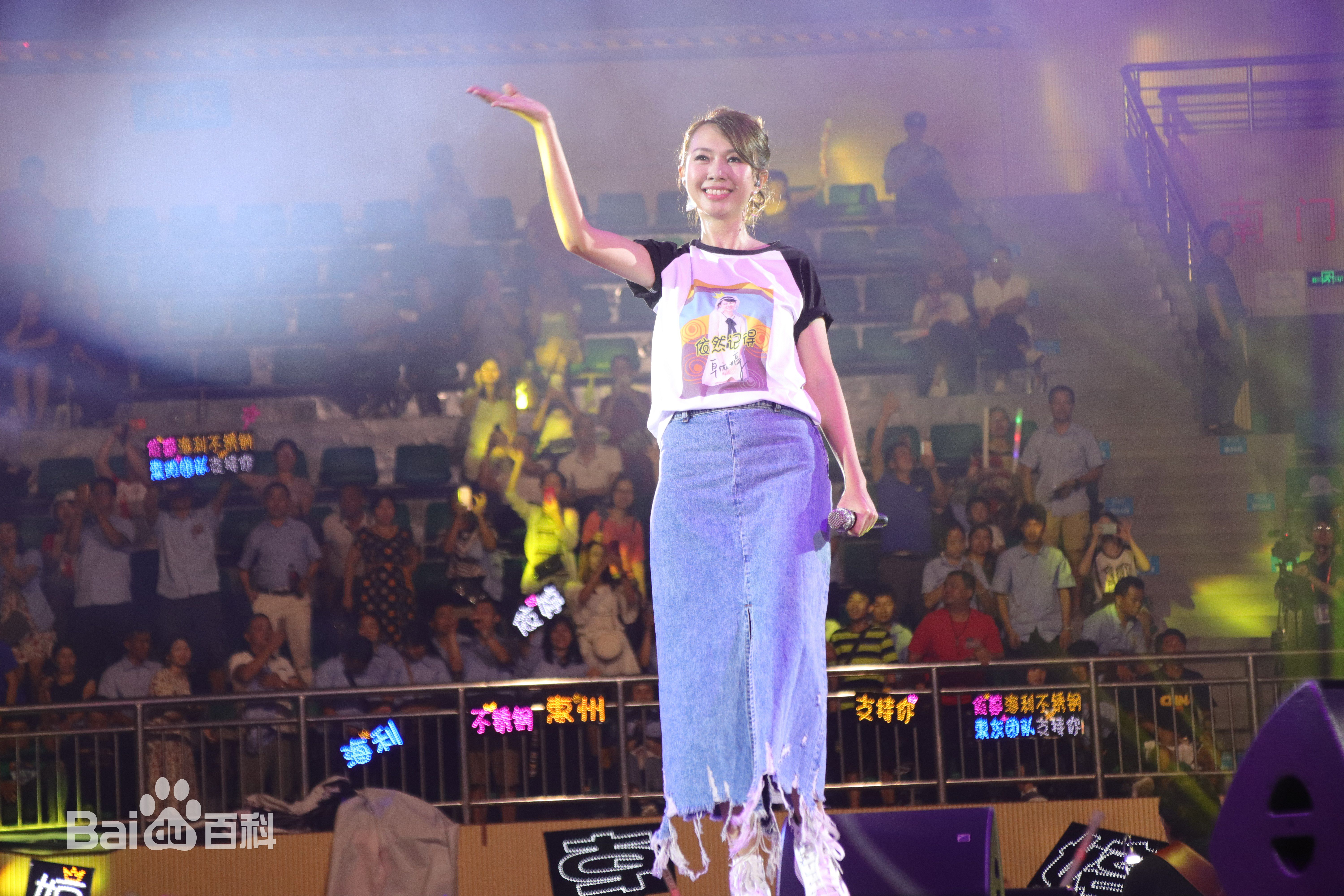 卓依婷(Timi Zhuo)2019年（惠州站）图前后照片