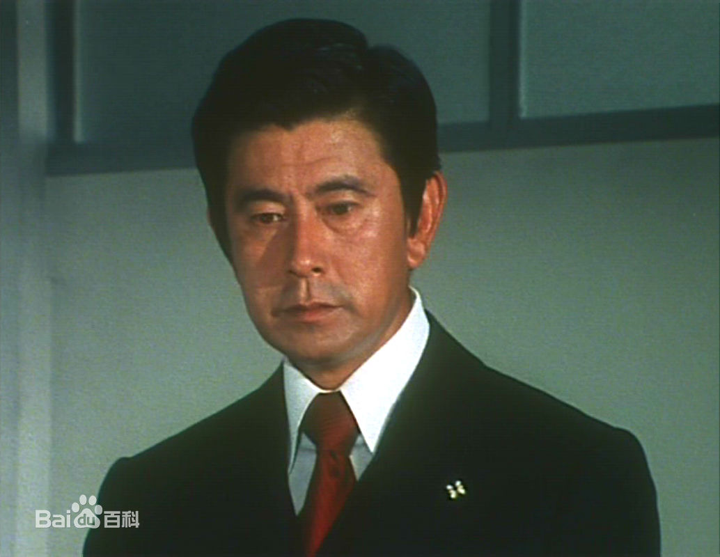 宇津井健前后照片