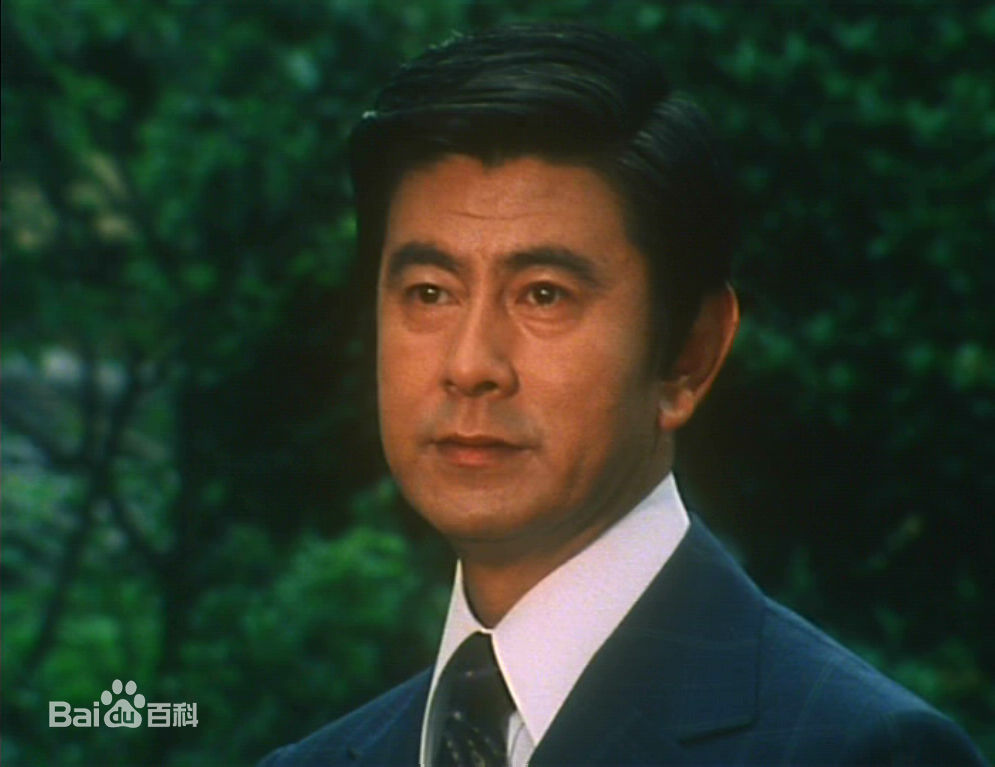 宇津井健前后照片