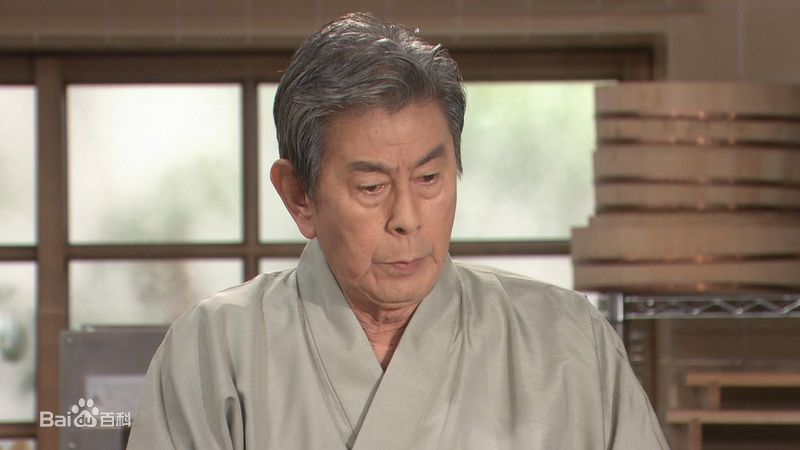 宇津井健前后照片