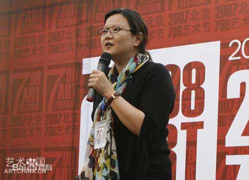 洪晃(Hung Huang)访谈照前后照片