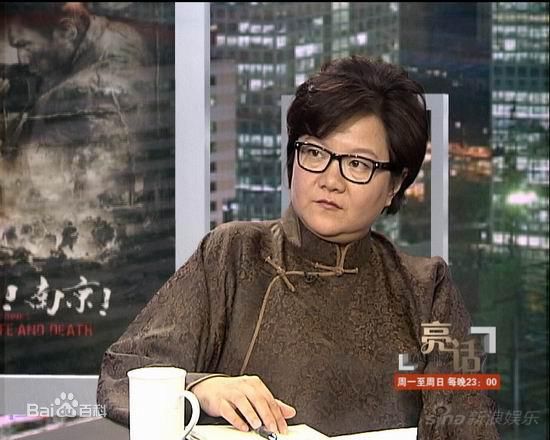 洪晃(Hung Huang)在主持《亮话》中的