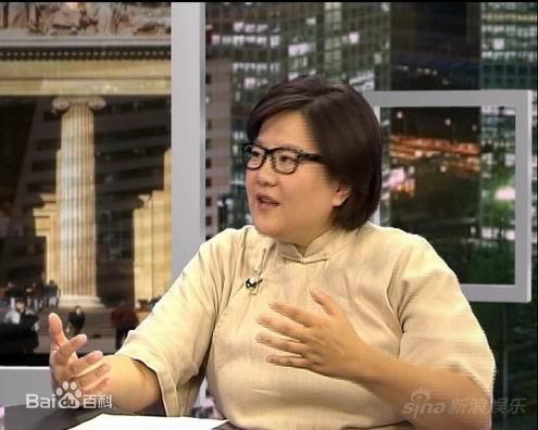 洪晃(Hung Huang)在主持《亮话》中的