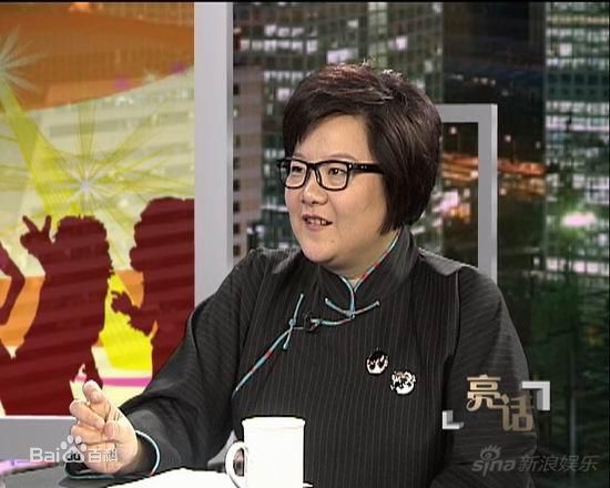 洪晃(Hung Huang)在主持《亮话》中的