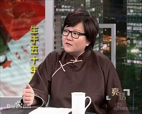 洪晃(Hung Huang)在主持《亮话》中的