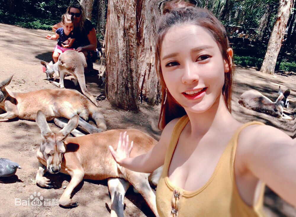 最新黄诗棋性感图片