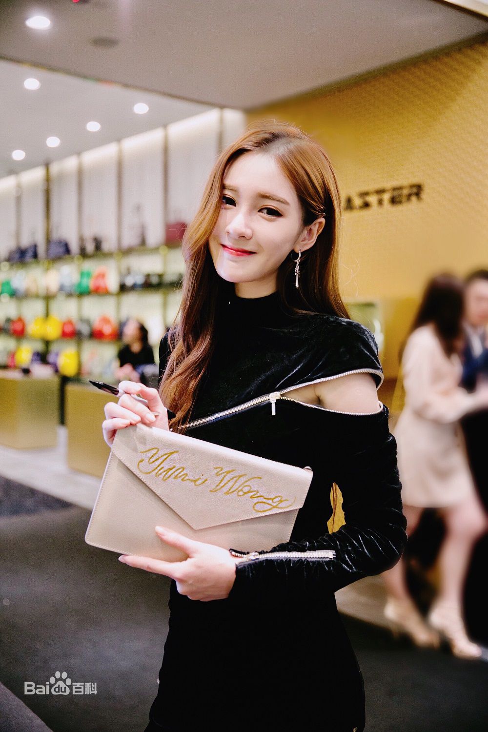 最新黄诗棋性感图片