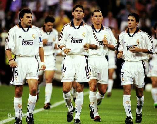 劳尔·冈萨雷斯·布兰科(Raul Gonzalez Blanco)劳尔与队友前后照片