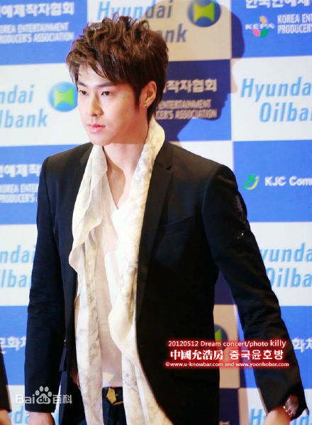郑允浩(ユンホ（ユノ）、Jung Yunho、Jeong Yoonho)-新闻发布会前后照片