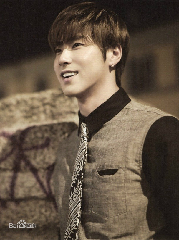 郑允浩(ユンホ（ユノ）、Jung Yunho、Jeong Yoonho)笑靥如喵的前后照片