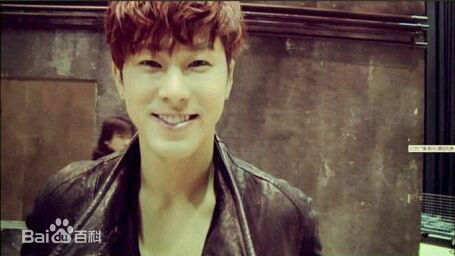 郑允浩(ユンホ（ユノ）、Jung Yunho、Jeong Yoonho)笑靥如喵的前后照片