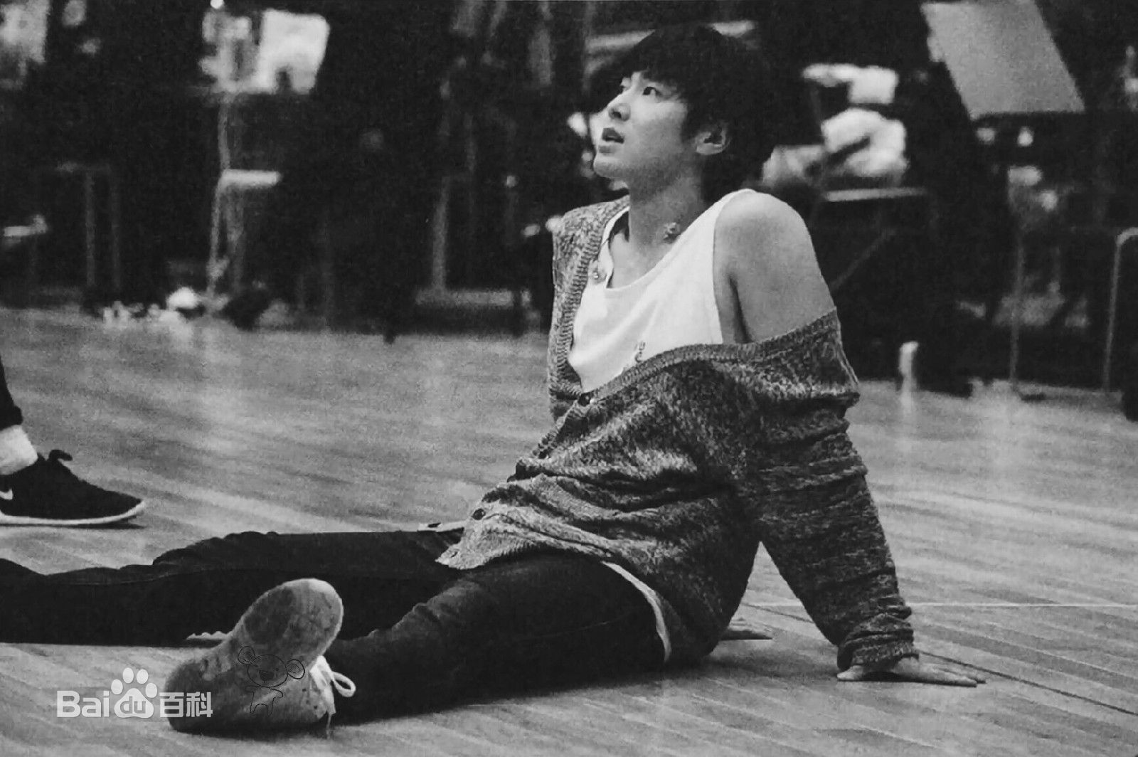 郑允浩(ユンホ（ユノ）、Jung Yunho、Jeong Yoonho)认真排练的壁纸壁纸