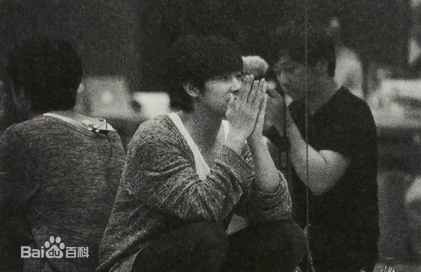 郑允浩(ユンホ（ユノ）、Jung Yunho、Jeong Yoonho)认真排练的壁纸壁纸