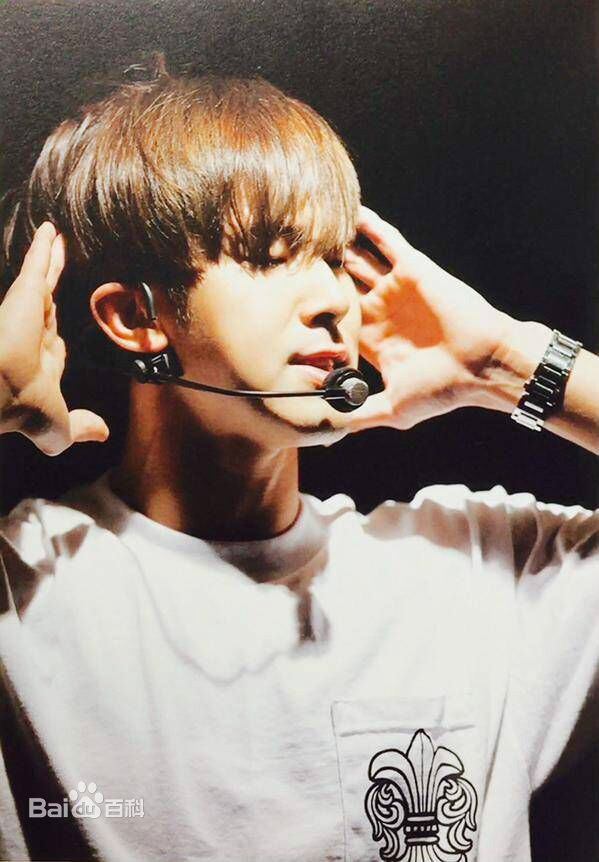 郑允浩(ユンホ（ユノ）、Jung Yunho、Jeong Yoonho)认真排练的壁纸壁纸