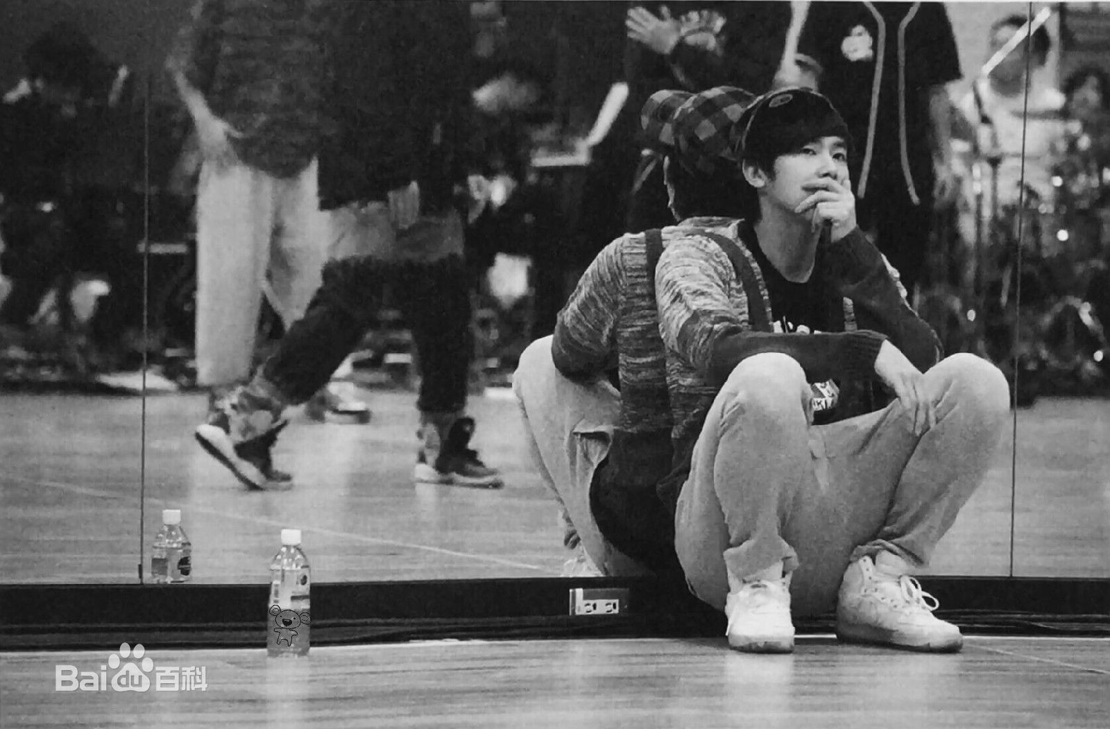 郑允浩(ユンホ（ユノ）、Jung Yunho、Jeong Yoonho)认真排练的壁纸壁纸