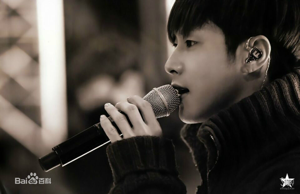 郑允浩(ユンホ（ユノ）、Jung Yunho、Jeong Yoonho)认真排练的壁纸壁纸