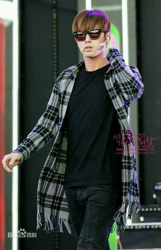 郑允浩(ユンホ（ユノ）、Jung Yunho、Jeong Yoonho)认真排练的壁纸壁纸