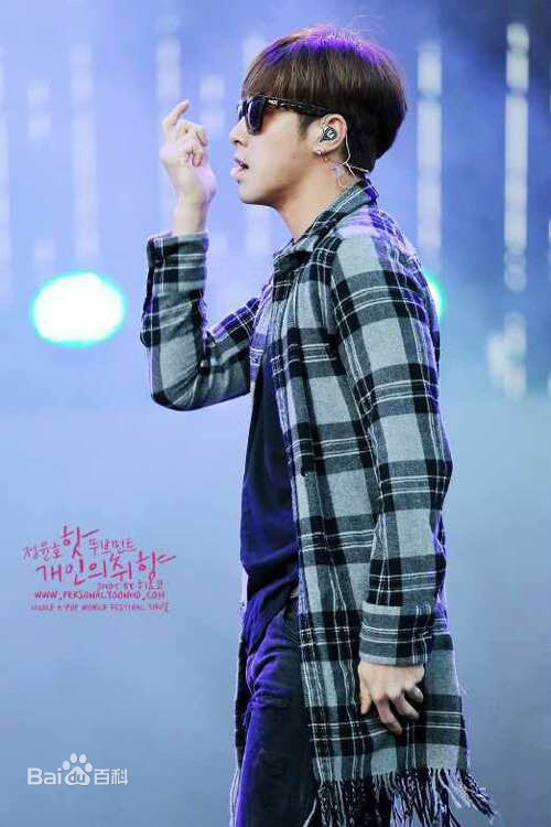 郑允浩(ユンホ（ユノ）、Jung Yunho、Jeong Yoonho)认真排练的壁纸壁纸