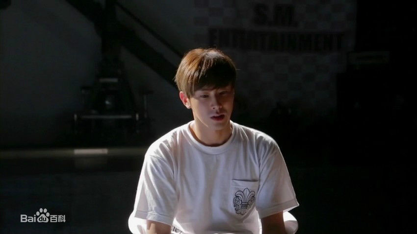 郑允浩(ユンホ（ユノ）、Jung Yunho、Jeong Yoonho)认真排练的壁纸壁纸