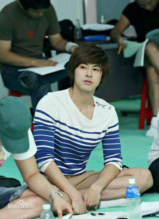 郑允浩(ユンホ（ユノ）、Jung Yunho、Jeong Yoonho)认真排练的壁纸壁纸