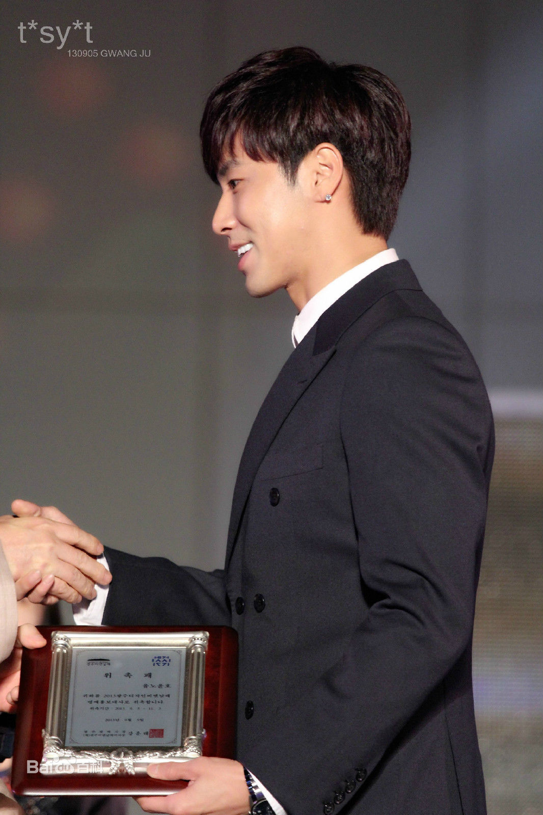 郑允浩(ユンホ（ユノ）、Jung Yunho、Jeong Yoonho)光州双年展宣传大使前后照片