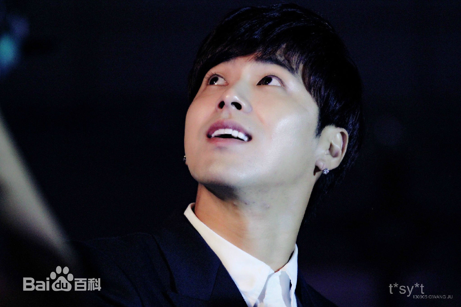 郑允浩(ユンホ（ユノ）、Jung Yunho、Jeong Yoonho)光州双年展宣传大使前后照片