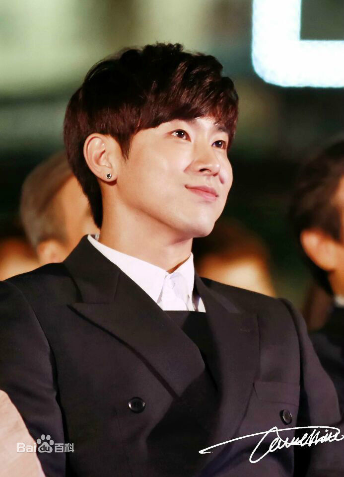 郑允浩(ユンホ（ユノ）、Jung Yunho、Jeong Yoonho)光州双年展宣传大使前后照片