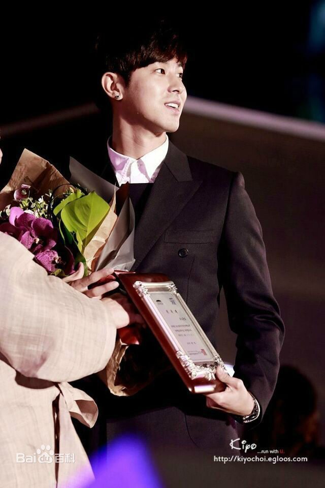 郑允浩(ユンホ（ユノ）、Jung Yunho、Jeong Yoonho)光州双年展宣传大使前后照片