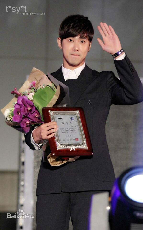 郑允浩(ユンホ（ユノ）、Jung Yunho、Jeong Yoonho)光州双年展宣传大使前后照片