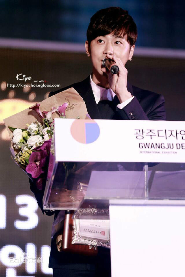 郑允浩(ユンホ（ユノ）、Jung Yunho、Jeong Yoonho)光州双年展宣传大使前后照片