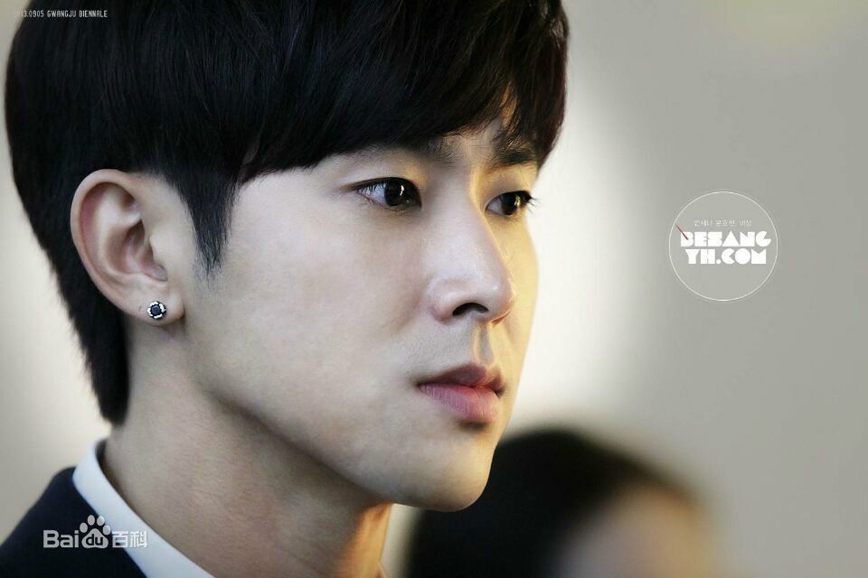 郑允浩(ユンホ（ユノ）、Jung Yunho、Jeong Yoonho)光州双年展宣传大使前后照片