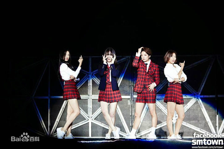 S.M.家族( TOWN)F(x)生活照相册