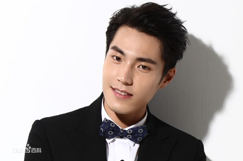 最新唐振刚性感图片