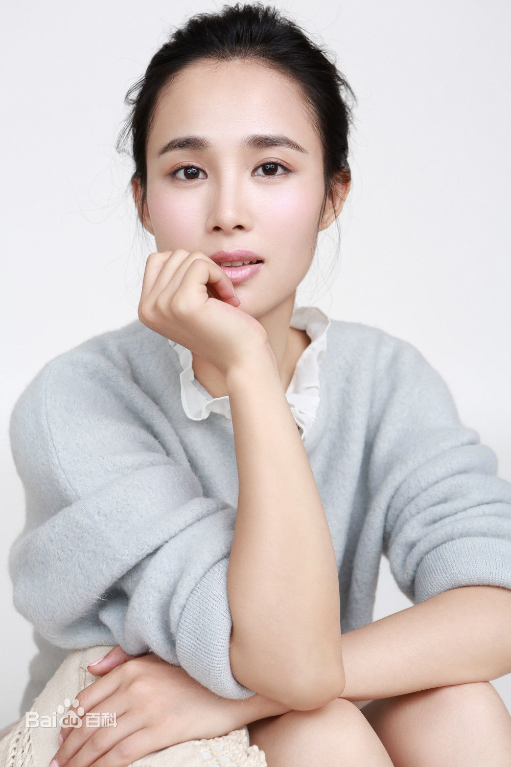 黄锶骐最新展现古典美壁纸