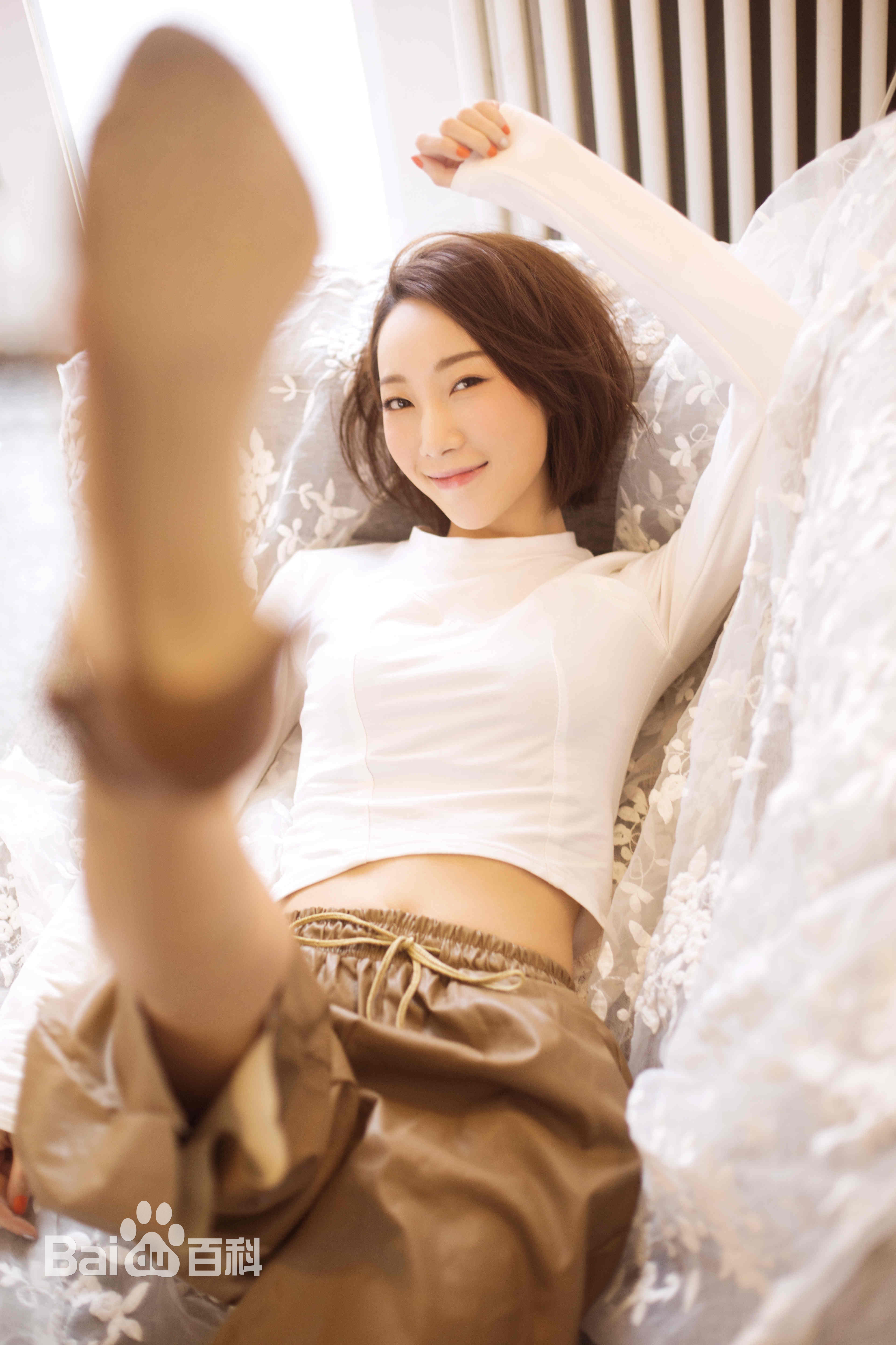 张绮烟照片素颜照壁纸