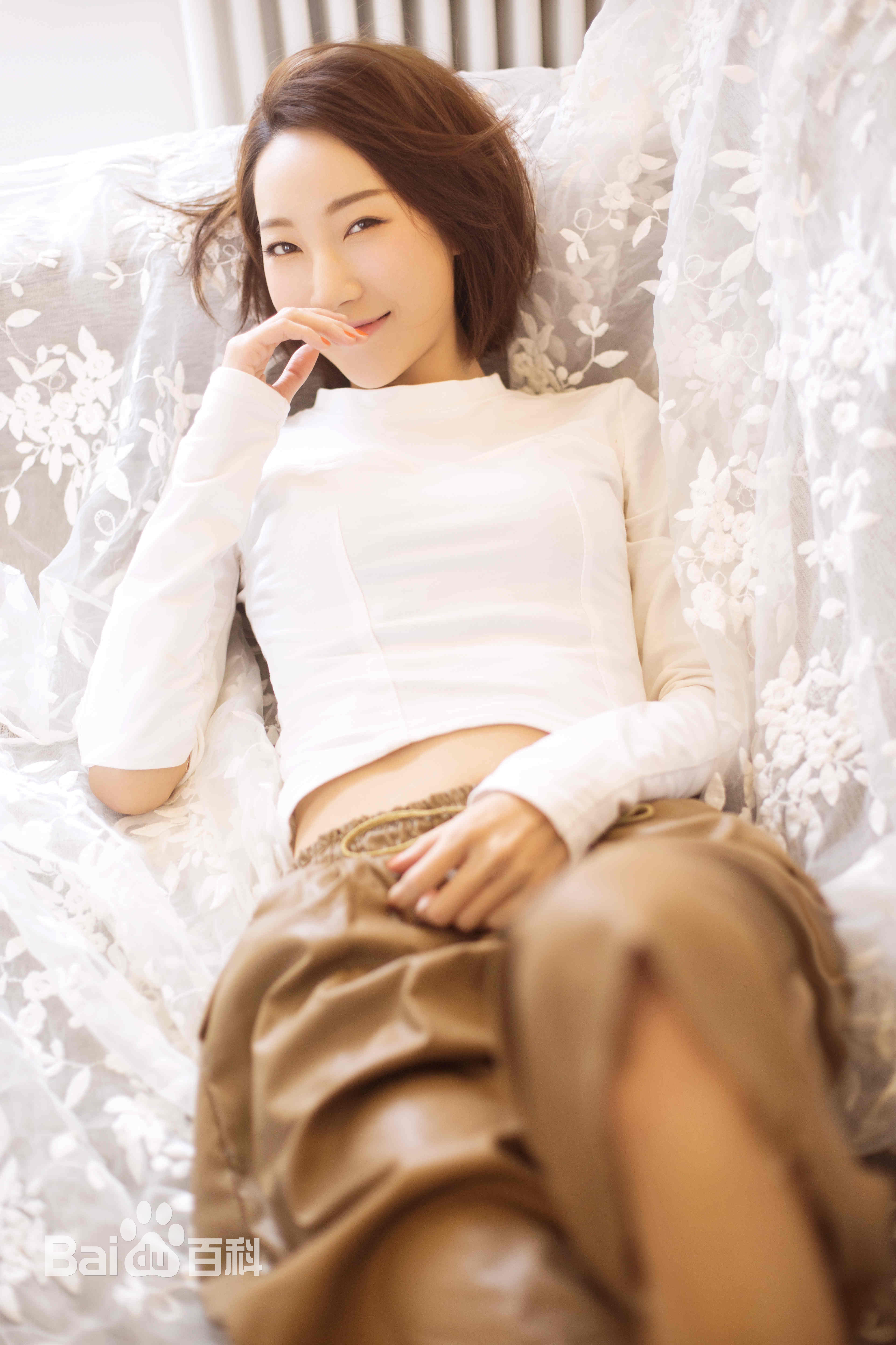 张绮烟照片素颜照壁纸