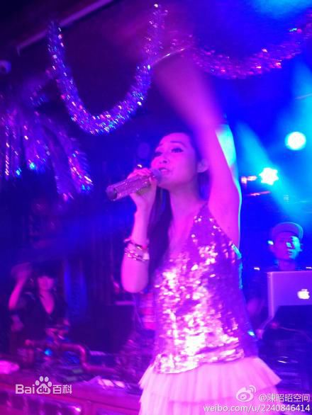 陈昭昭(Cherry Chan)演出中的性感图片图集