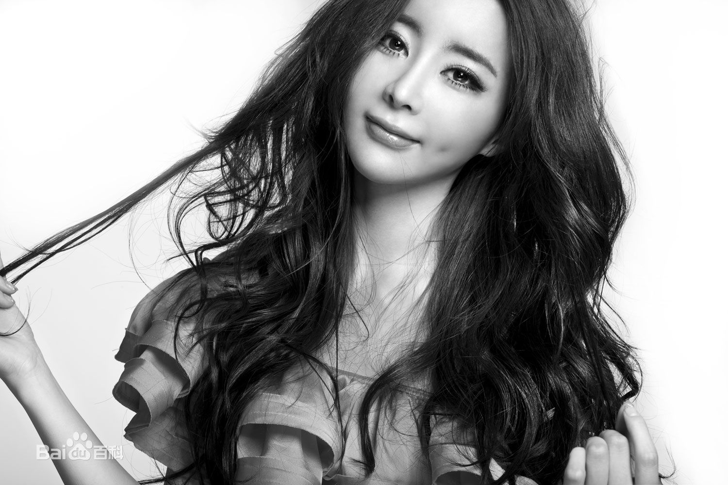 孙雅(miya)黑白冷艳性感素颜照壁纸
