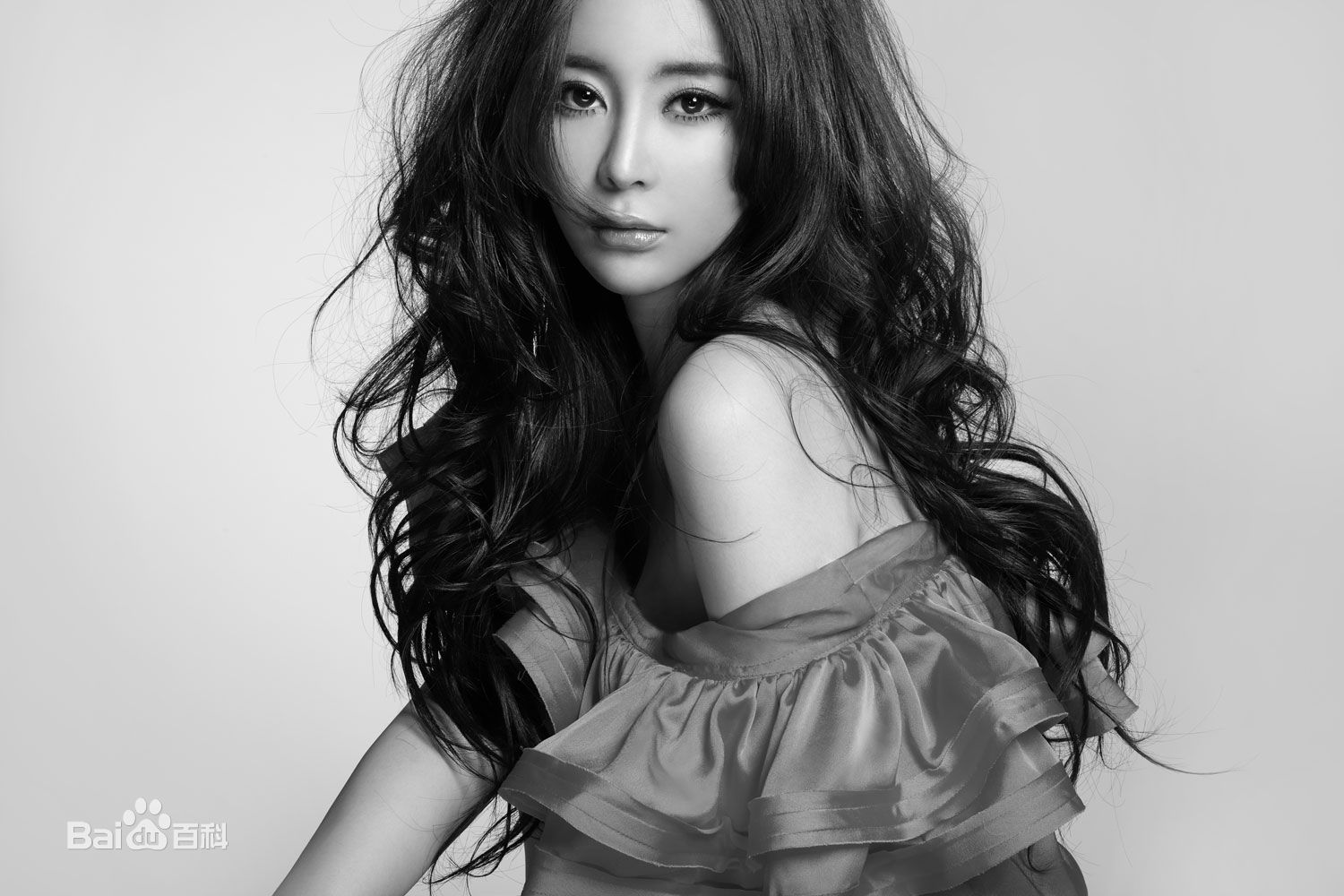 孙雅(miya)黑白冷艳性感素颜照壁纸