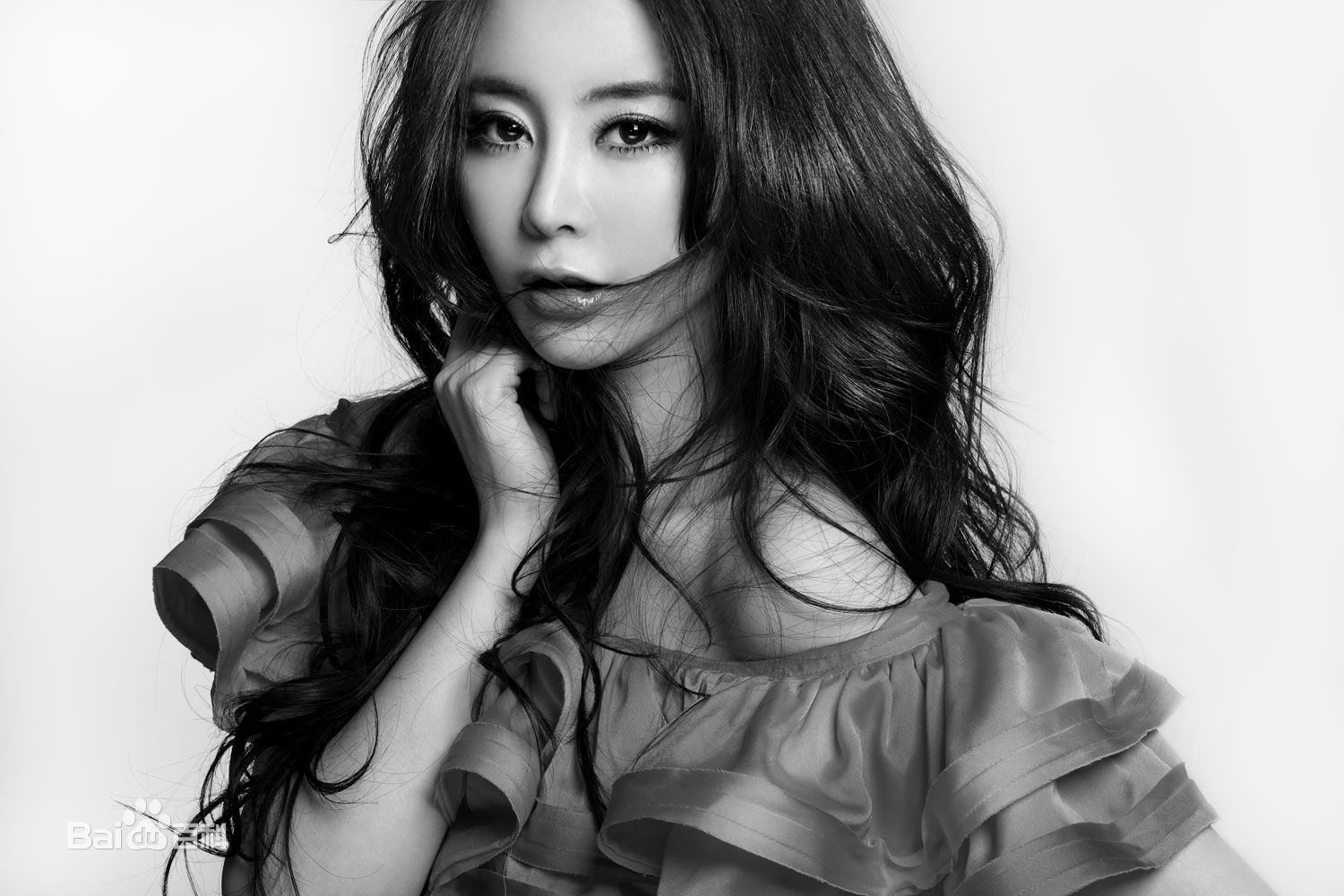 孙雅(miya)黑白冷艳性感素颜照壁纸