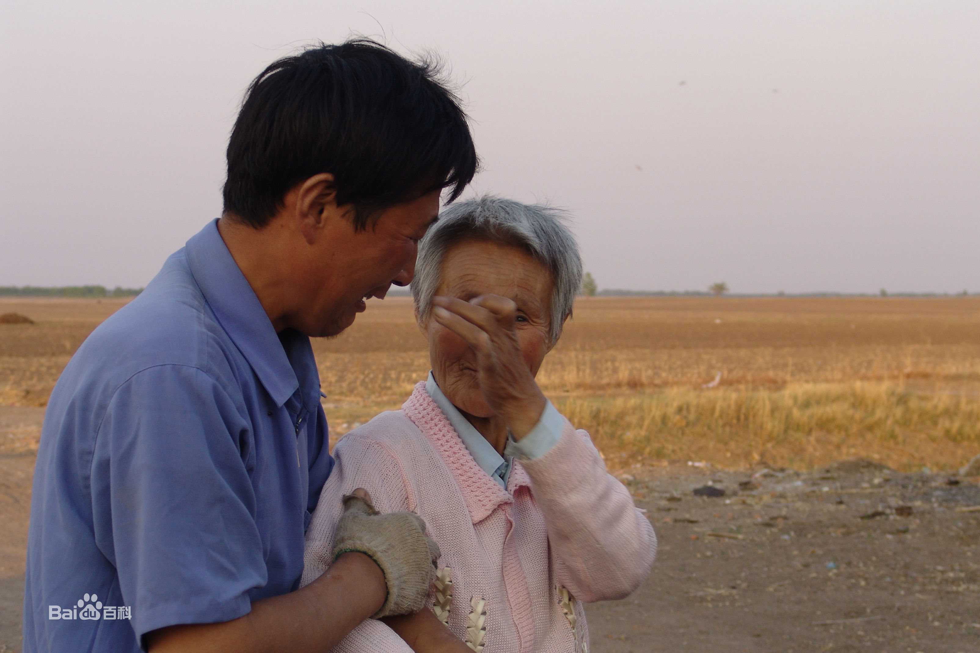 张仁杰(renjiezhang)帮助流浪奶奶寻家的前后照片。前后照片