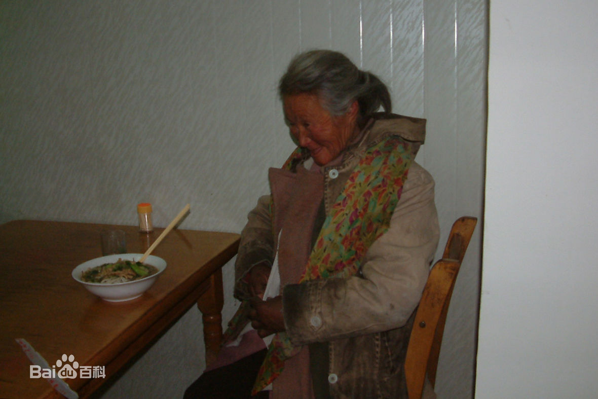 张仁杰(renjiezhang)帮助流浪奶奶寻家的前后照片。前后照片