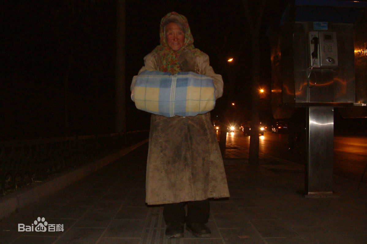 张仁杰(renjiezhang)帮助流浪奶奶寻家的前后照片。前后照片