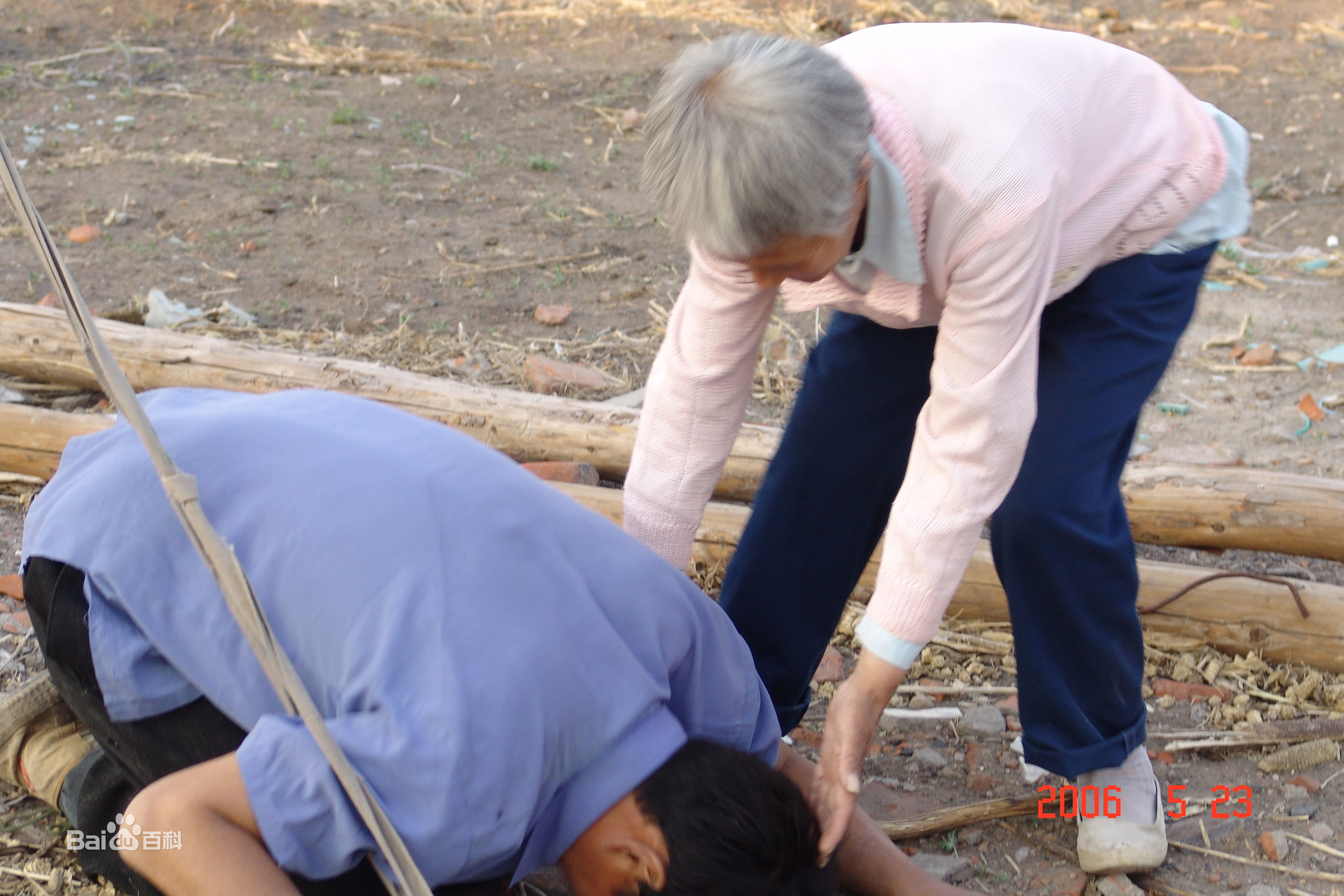 张仁杰(renjiezhang)帮助流浪奶奶寻家的前后照片。前后照片