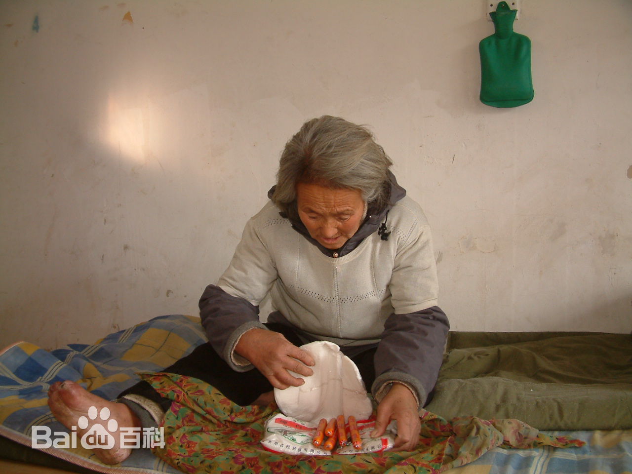 张仁杰(renjiezhang)帮助流浪奶奶寻家的前后照片。前后照片