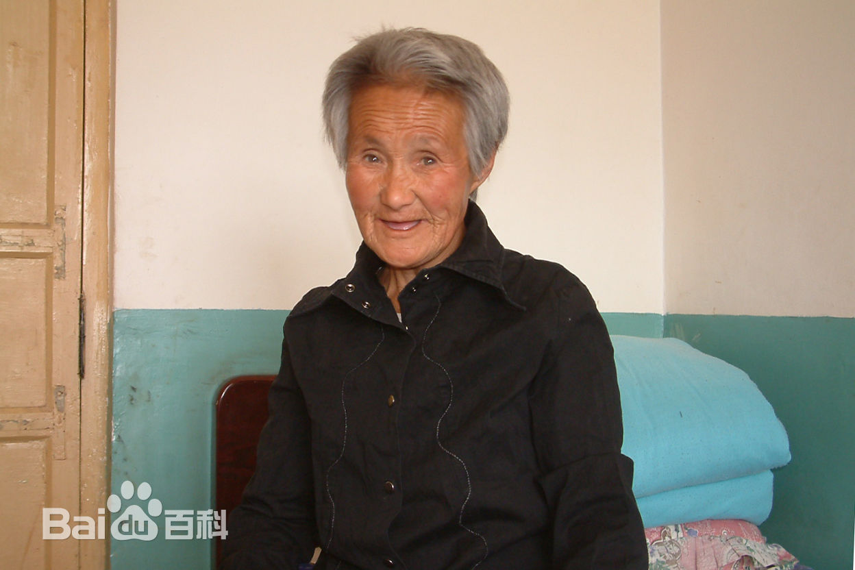 张仁杰(renjiezhang)帮助流浪奶奶寻家的前后照片。前后照片